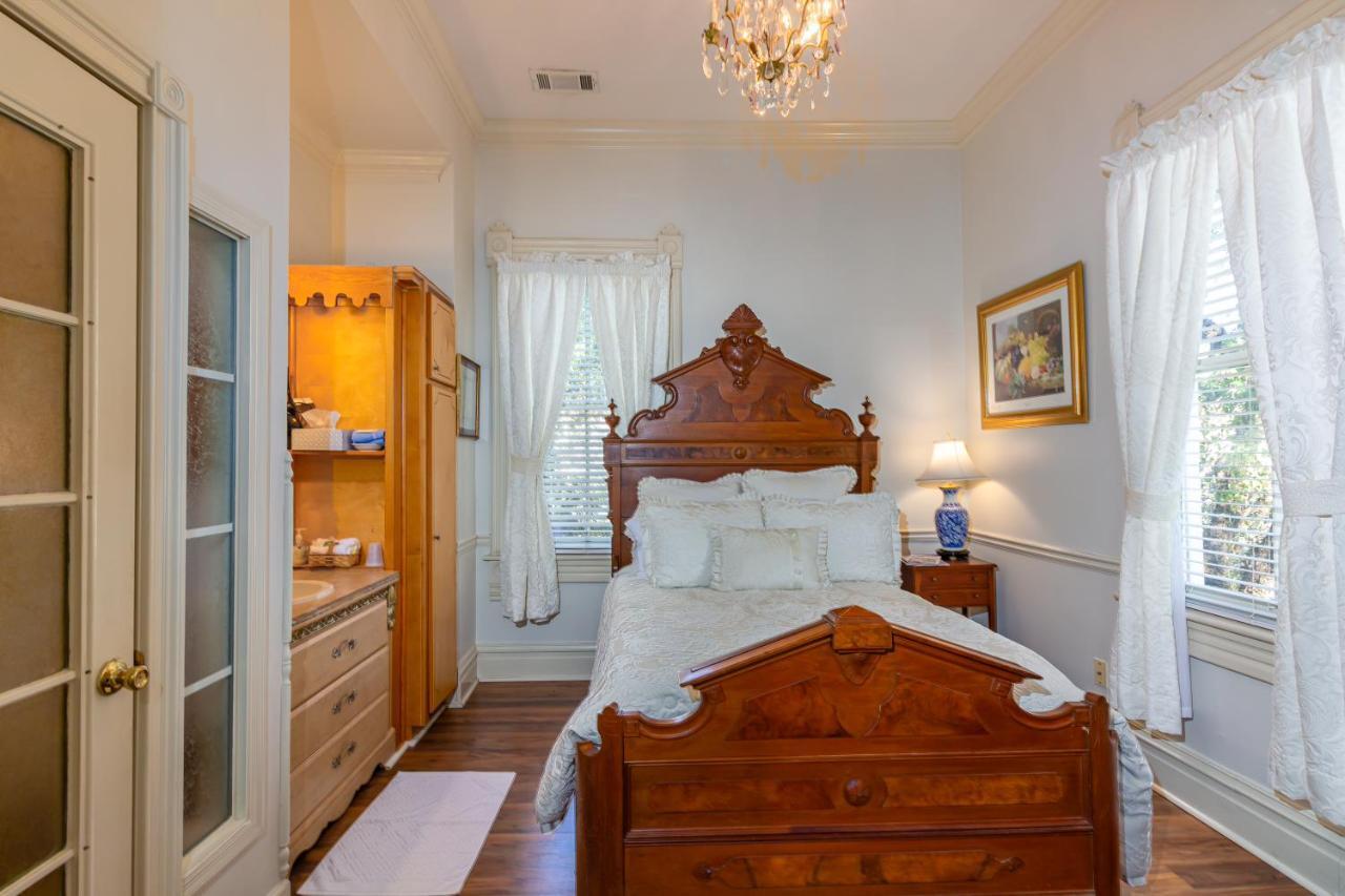 Amethyst Garden Bed & Breakfast Savannah Exterior photo